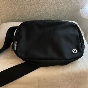 Lululemon small belt bag - black
